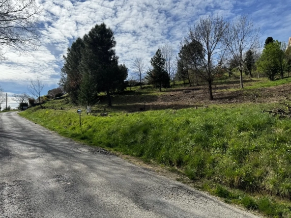 Magnifique terrain constructible à Vals les Bains avec vue montagne