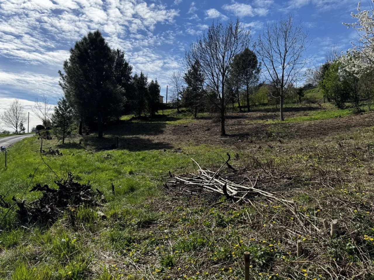 Magnifique terrain constructible à Vals les Bains avec vue montagne 
