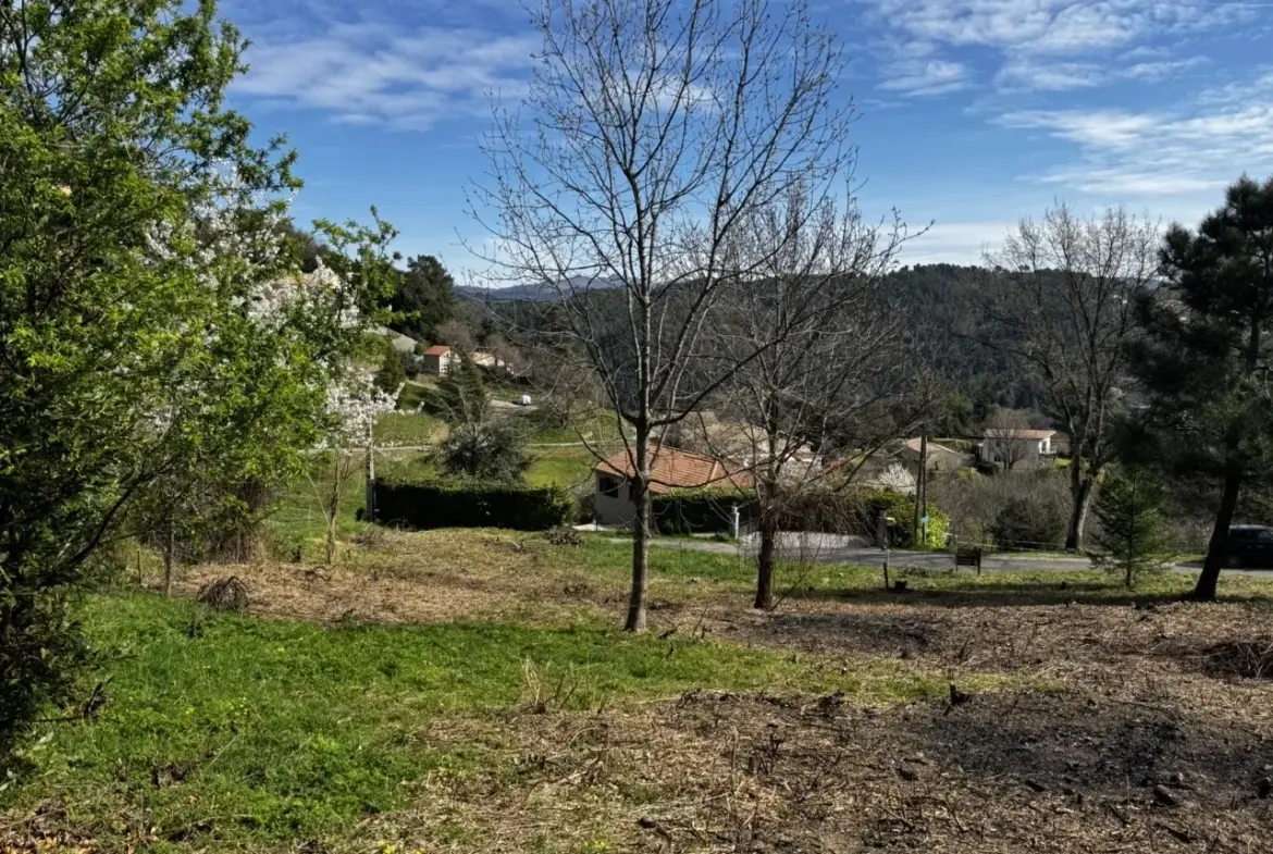 Magnifique terrain constructible à Vals les Bains avec vue montagne 