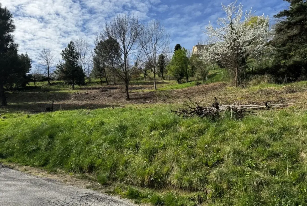 Magnifique terrain constructible à Vals les Bains avec vue montagne 