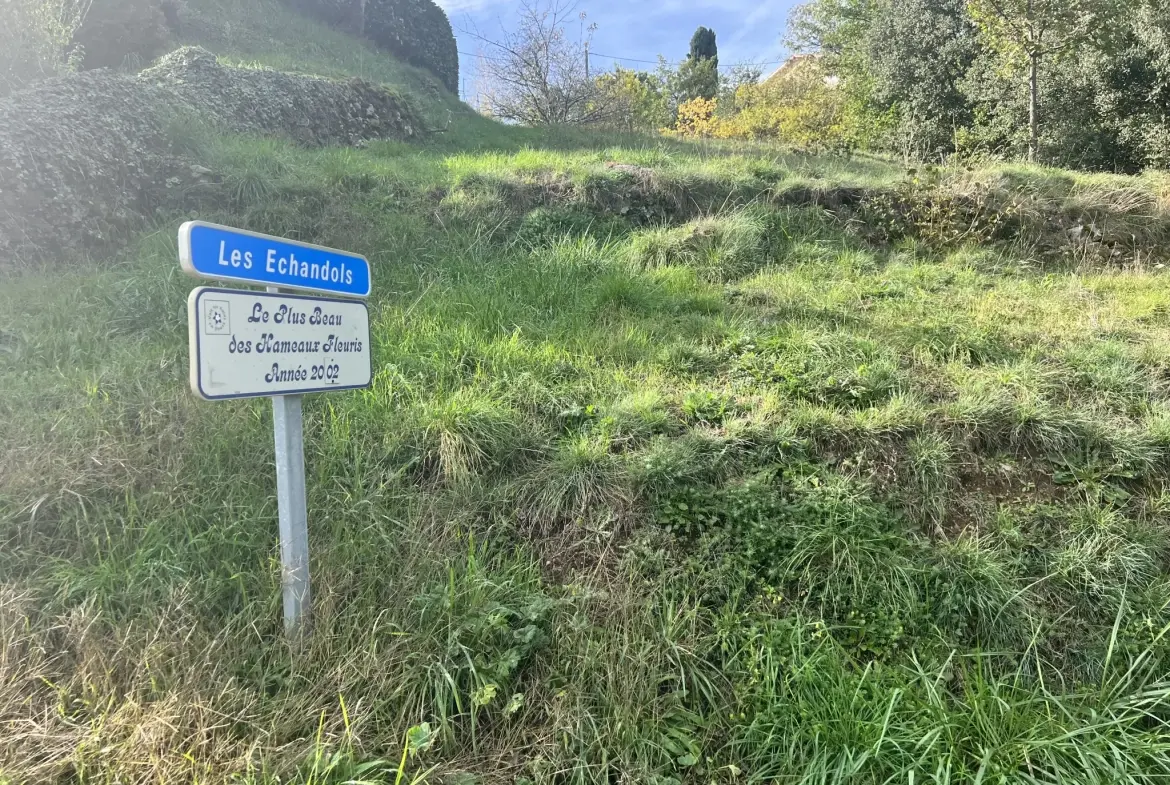Magnifique terrain constructible à Vals les Bains avec vue montagne 