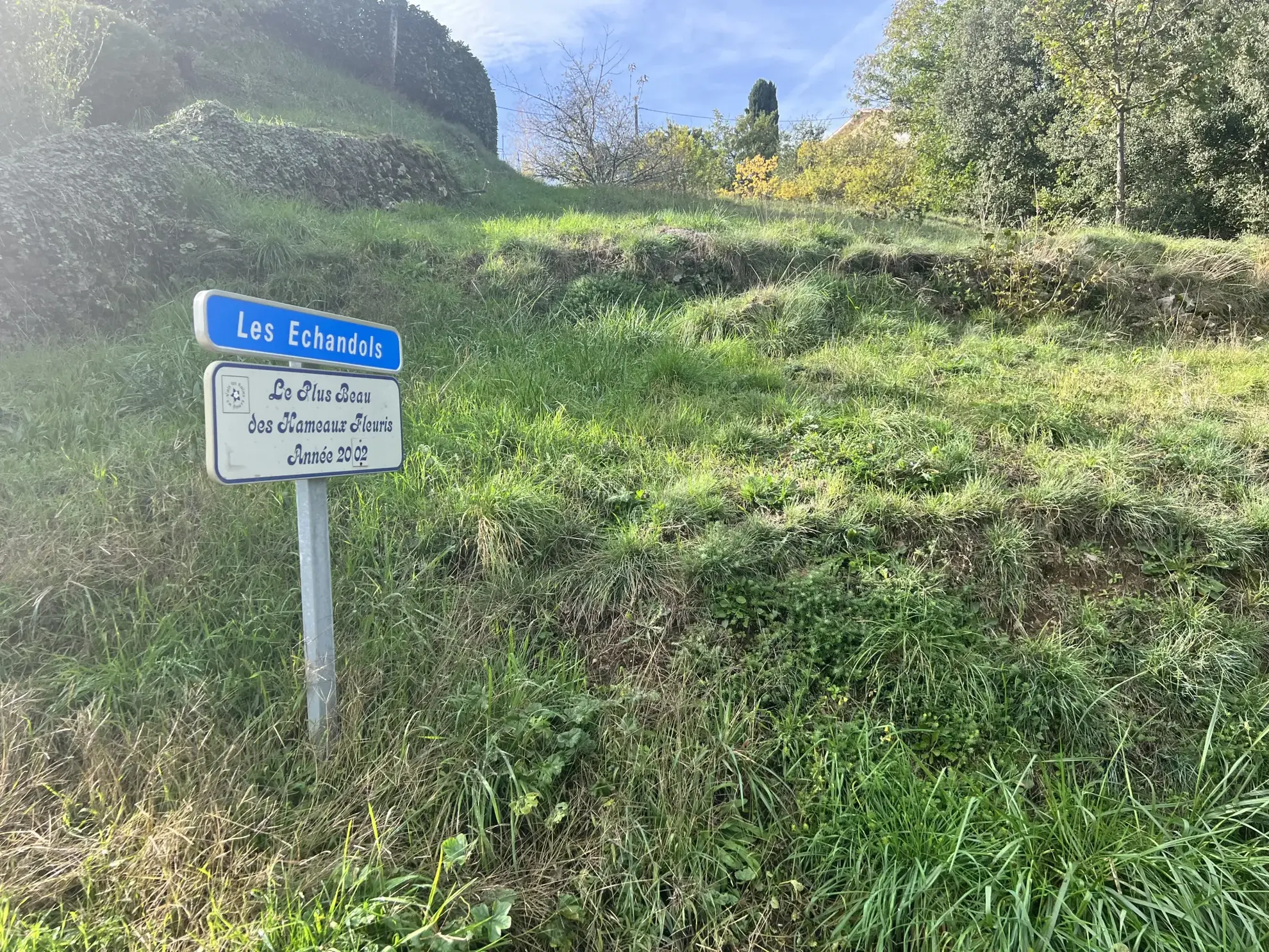 Magnifique terrain constructible à Vals les Bains avec vue montagne 