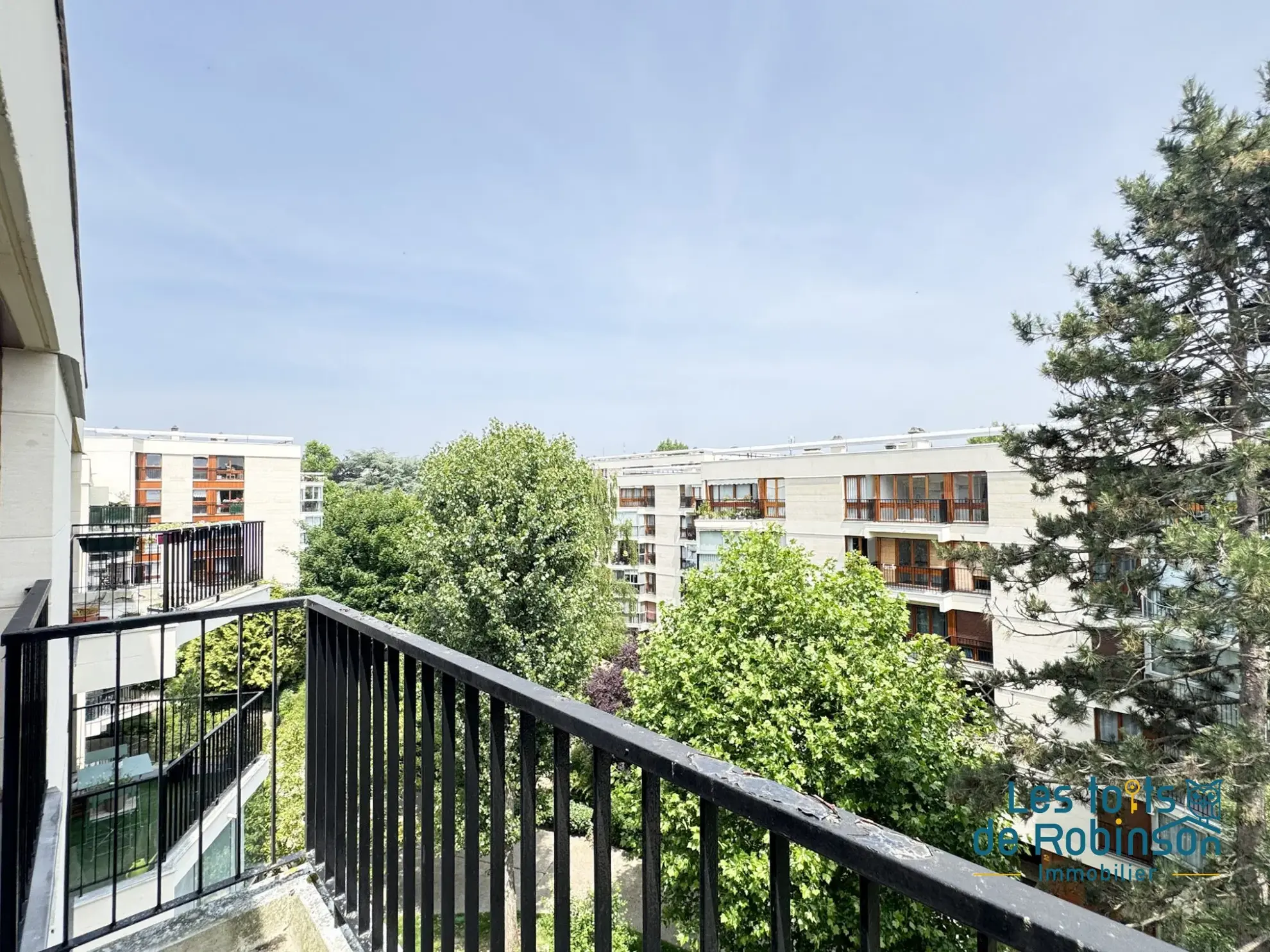 Charmant studio avec balcon, piscine et parking au Chesnay 