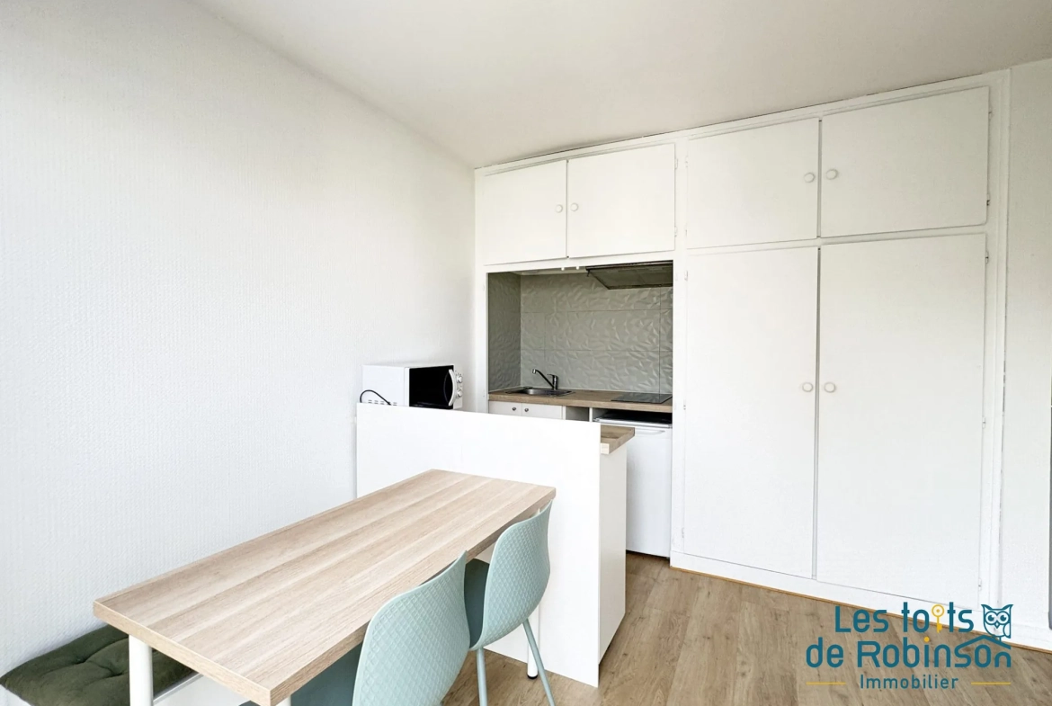 Charmant studio avec balcon, piscine et parking au Chesnay 