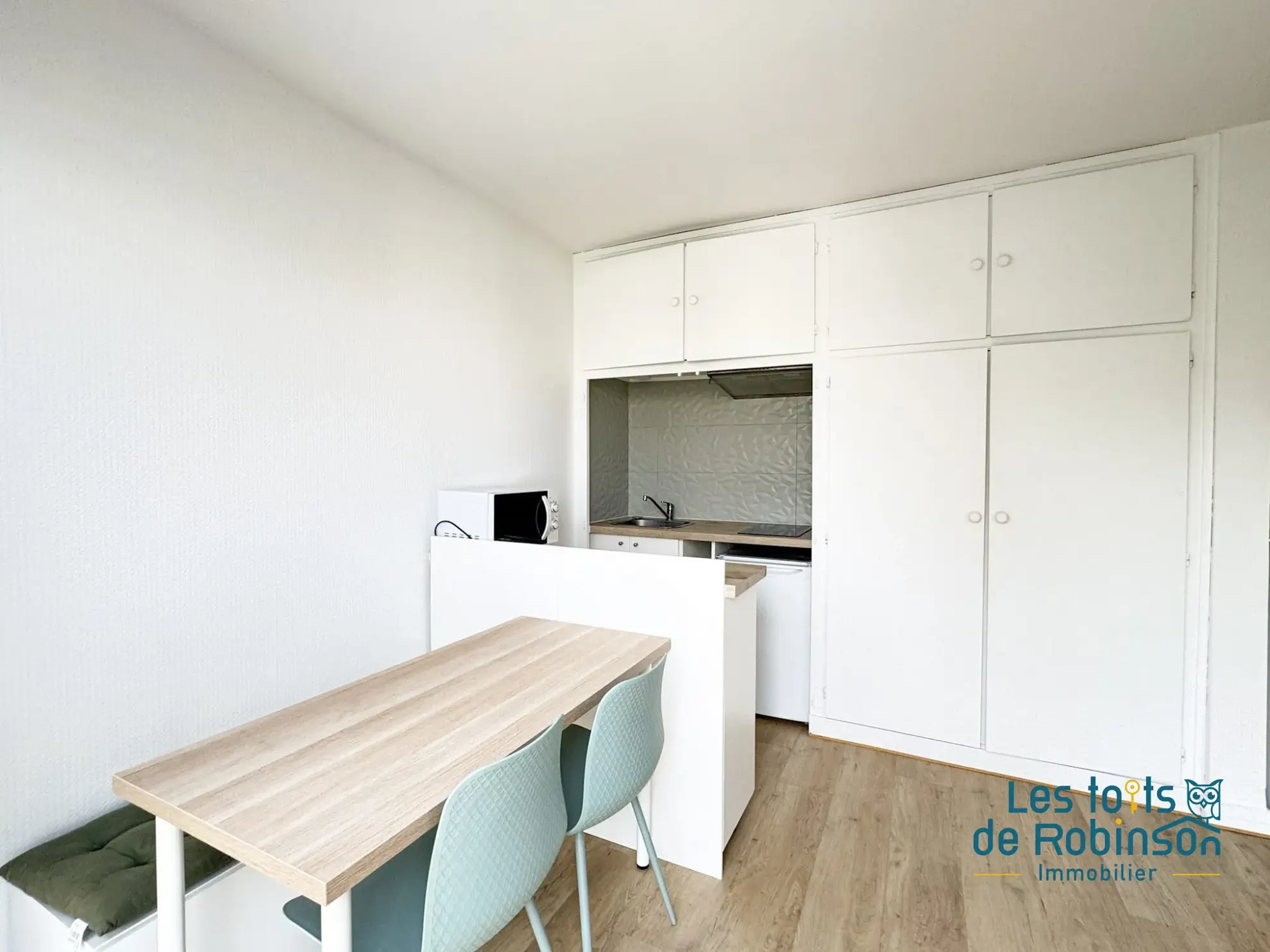 Charmant studio avec balcon, piscine et parking au Chesnay 