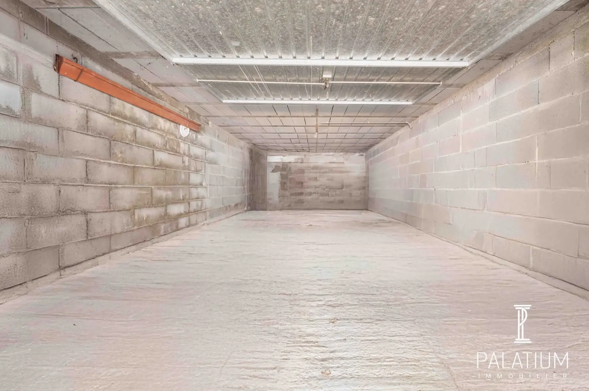 Grand garage de 24 m² à vendre à Gréoux-les-Bains 