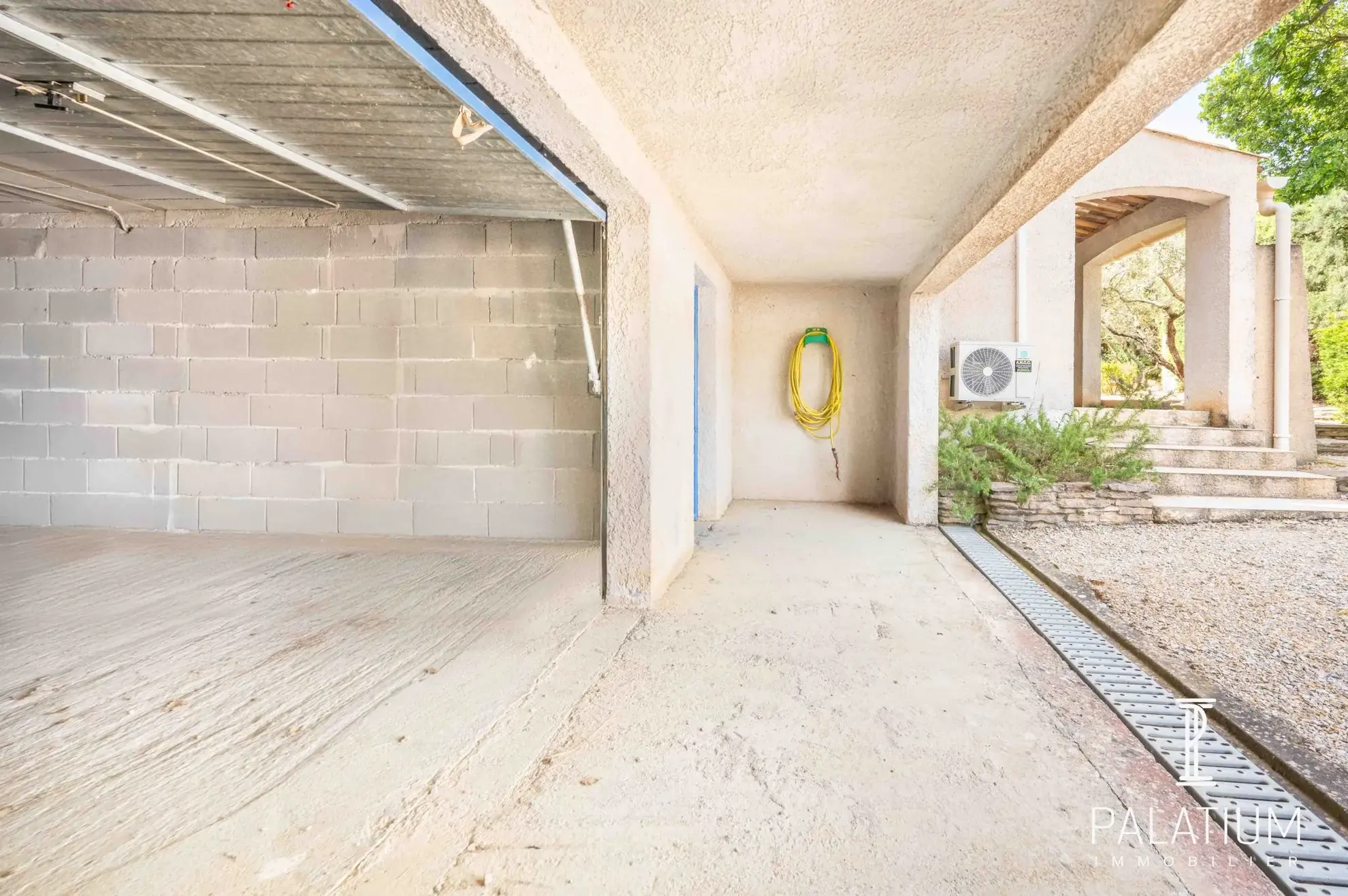 Grand garage de 24 m² à vendre à Gréoux-les-Bains 