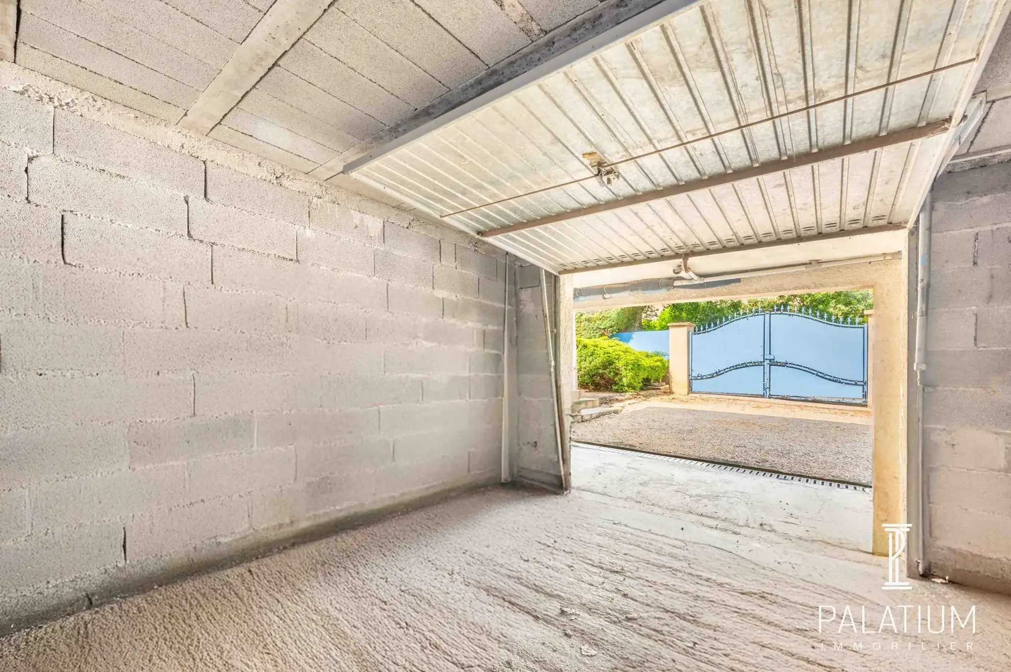 Grand garage de 24 m² à vendre à Gréoux-les-Bains 