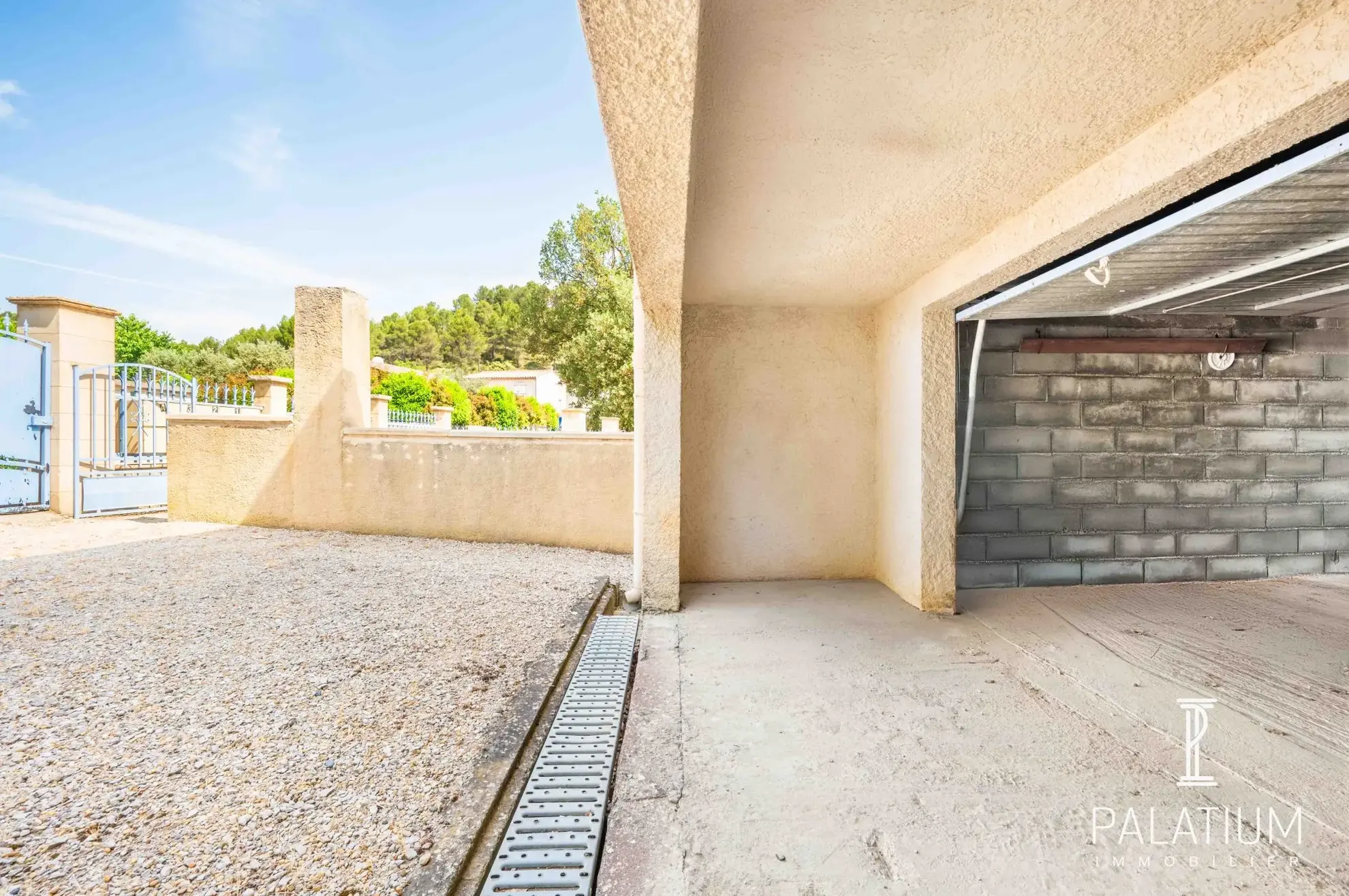 Grand garage de 24 m² à vendre à Gréoux-les-Bains 