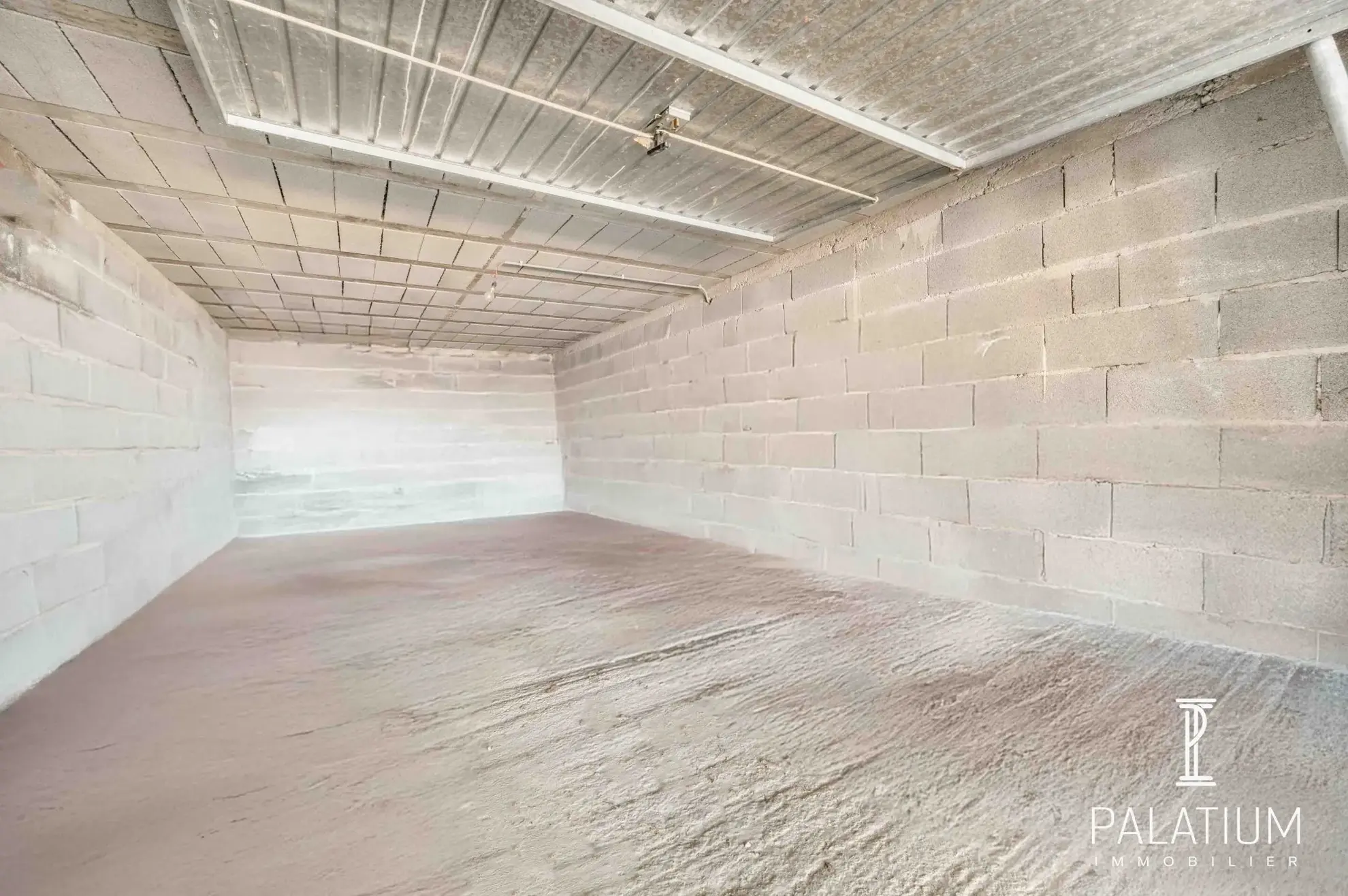 Grand garage de 24 m² à vendre à Gréoux-les-Bains 