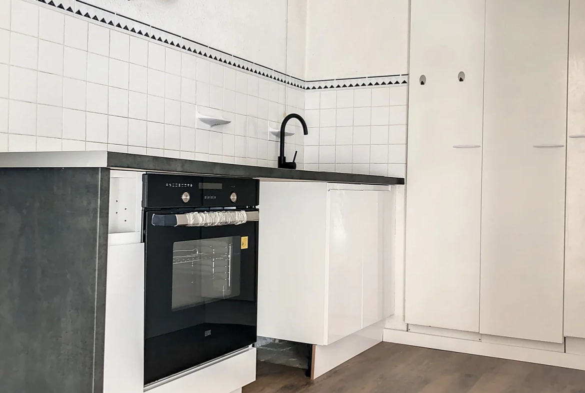 Appartement T2 rénové avec balcon et parking à Bordeaux Caudéran 