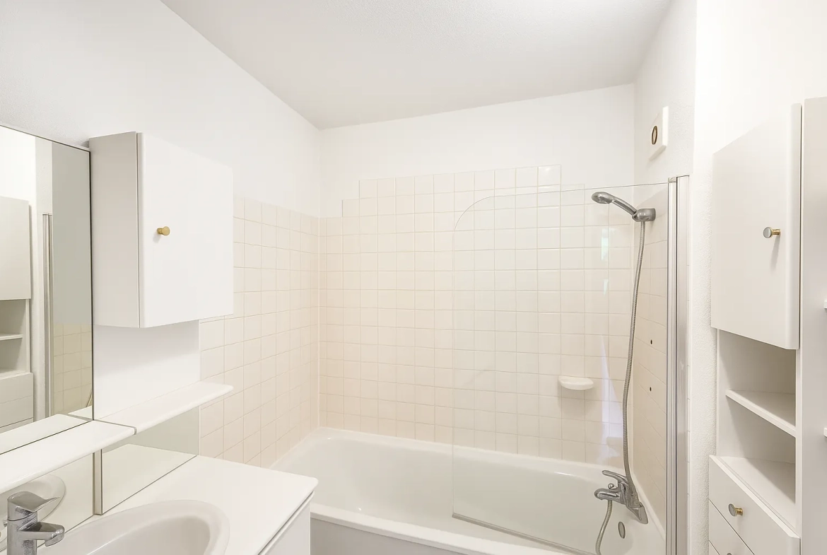 Appartement T2 rénové avec balcon et parking à Bordeaux Caudéran 