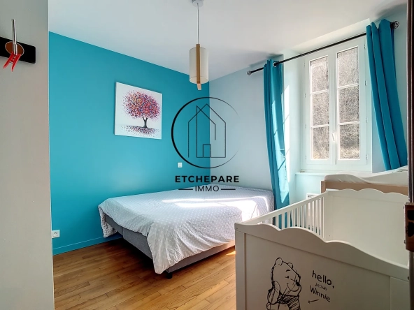 Grande maison rénovée à Mauléon-Licharre, proche centre-ville et commodités