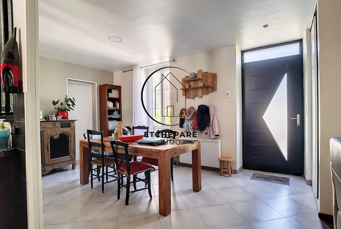 Grande maison rénovée à Mauléon-Licharre, proche centre-ville et commodités 
