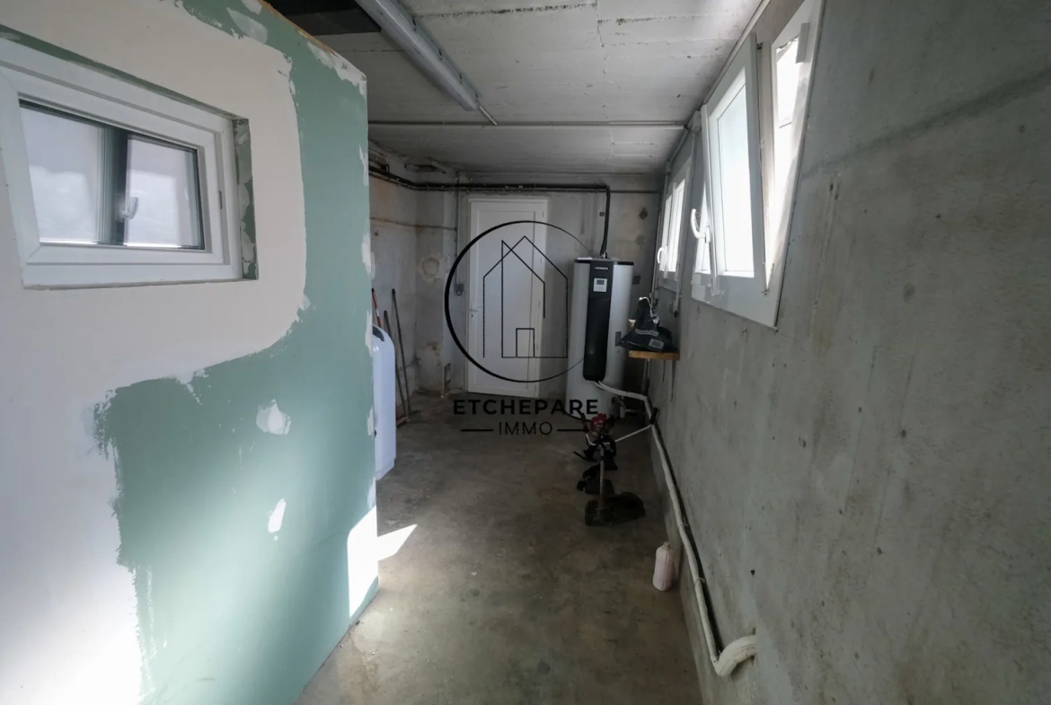 Grande maison rénovée à Mauléon-Licharre, proche centre-ville et commodités 