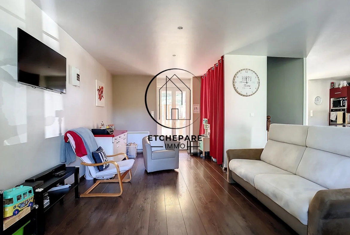Grande maison rénovée à Mauléon-Licharre, proche centre-ville et commodités 