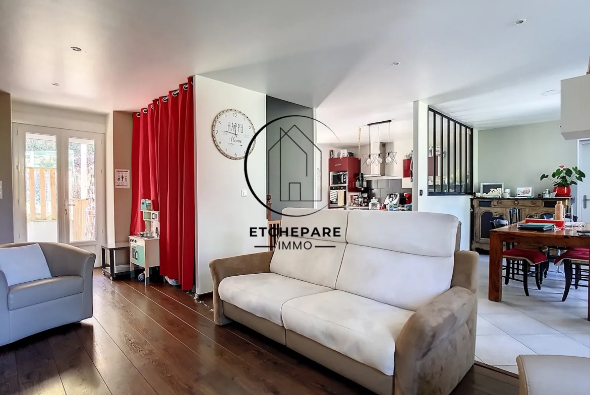Grande maison rénovée à Mauléon-Licharre, proche centre-ville et commodités 