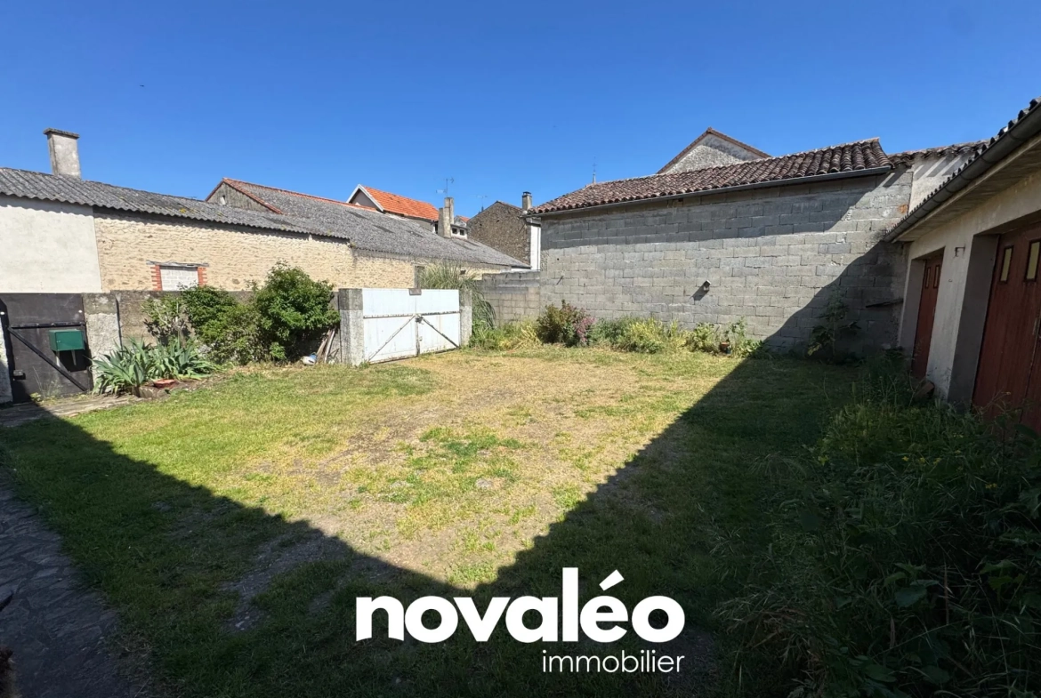Maison à vendre à Nieuil-l'Espoir - 100 m² avec dépendances et jardin 