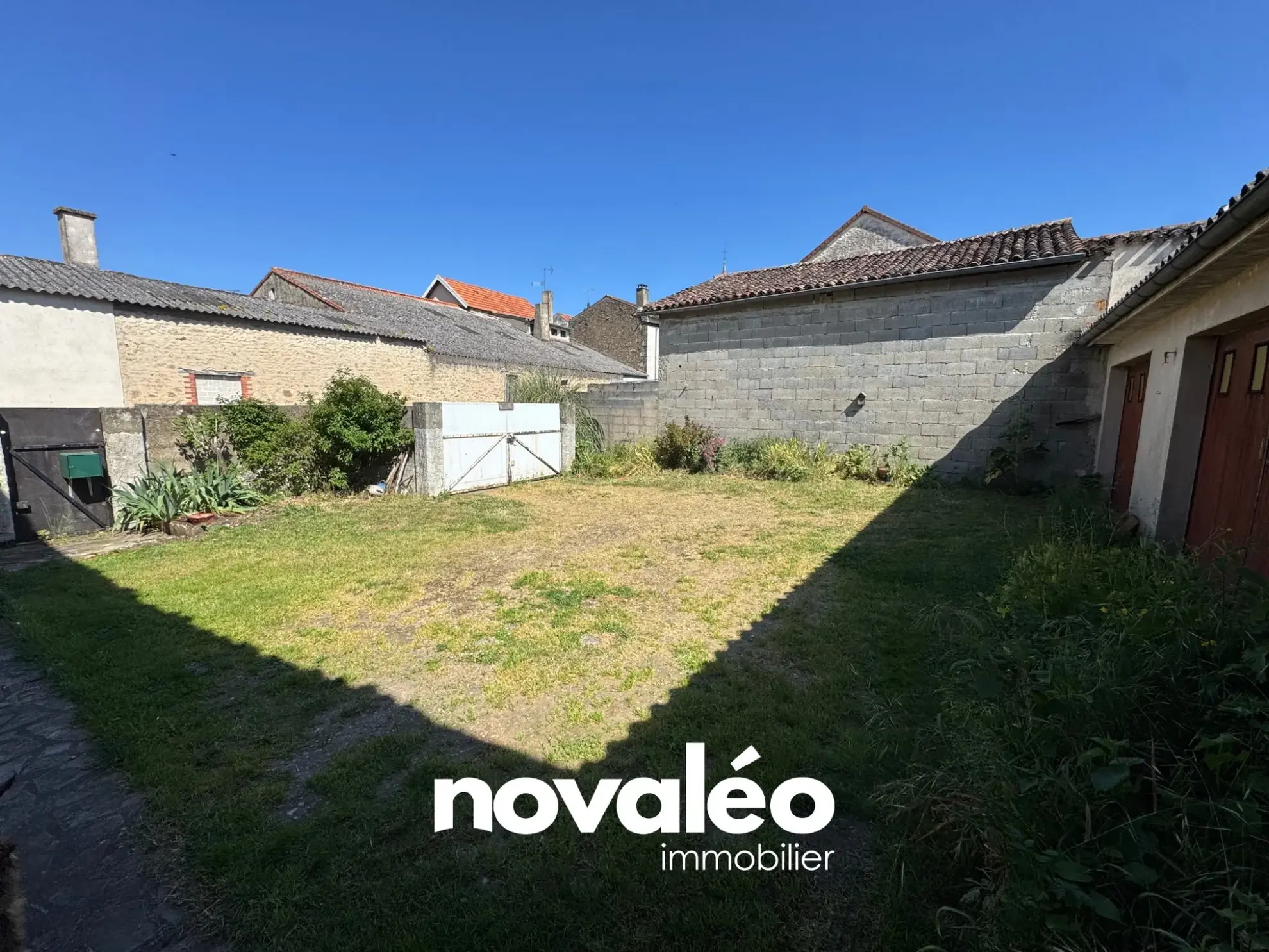 Maison à vendre à Nieuil-l'Espoir - 100 m² avec dépendances et jardin 