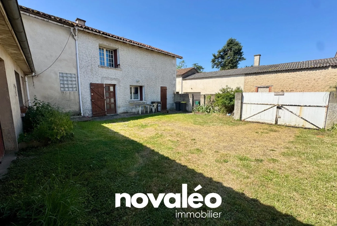Maison à vendre à Nieuil-l'Espoir - 100 m² avec dépendances et jardin 