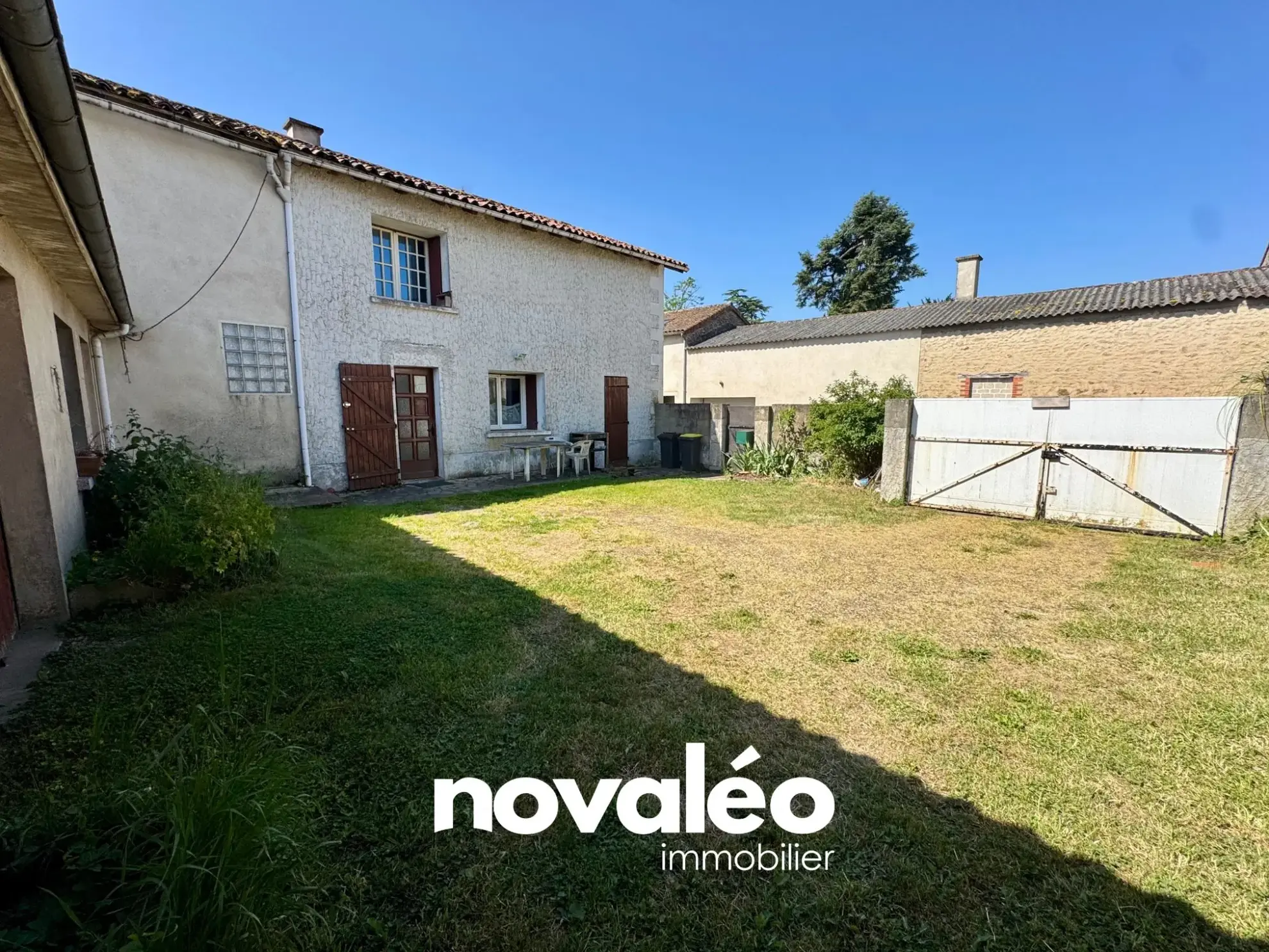 Maison à vendre à Nieuil-l'Espoir - 100 m² avec dépendances et jardin 