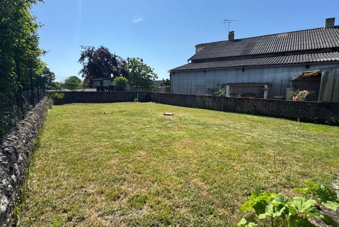 Maison à vendre à Nieuil-l'Espoir - 100 m² avec dépendances et jardin 