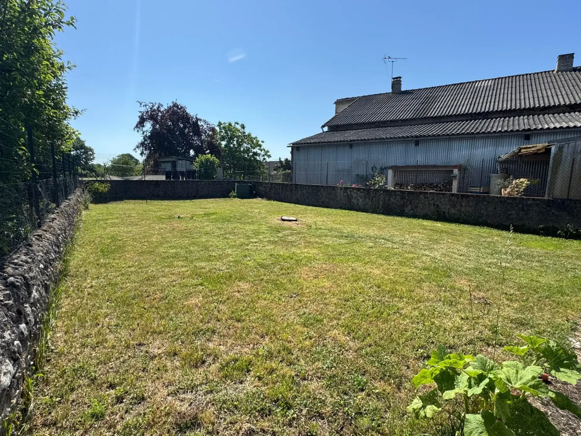 Maison à vendre à Nieuil-l'Espoir - 100 m² avec dépendances et jardin 