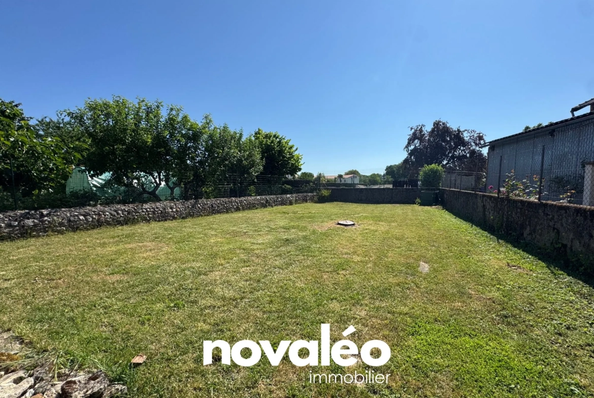 Maison à vendre à Nieuil-l'Espoir - 100 m² avec dépendances et jardin 
