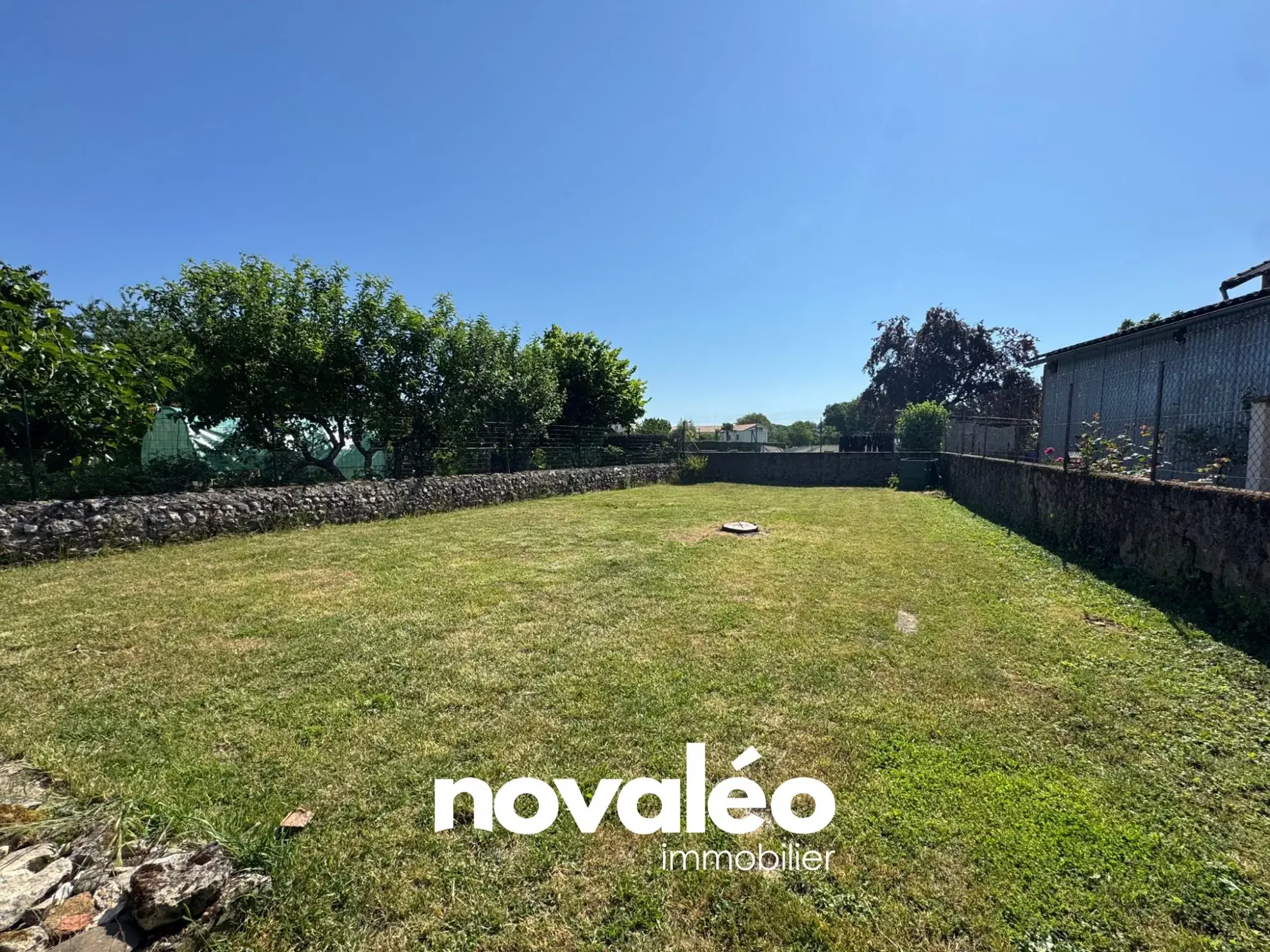 Maison à vendre à Nieuil-l'Espoir - 100 m² avec dépendances et jardin 
