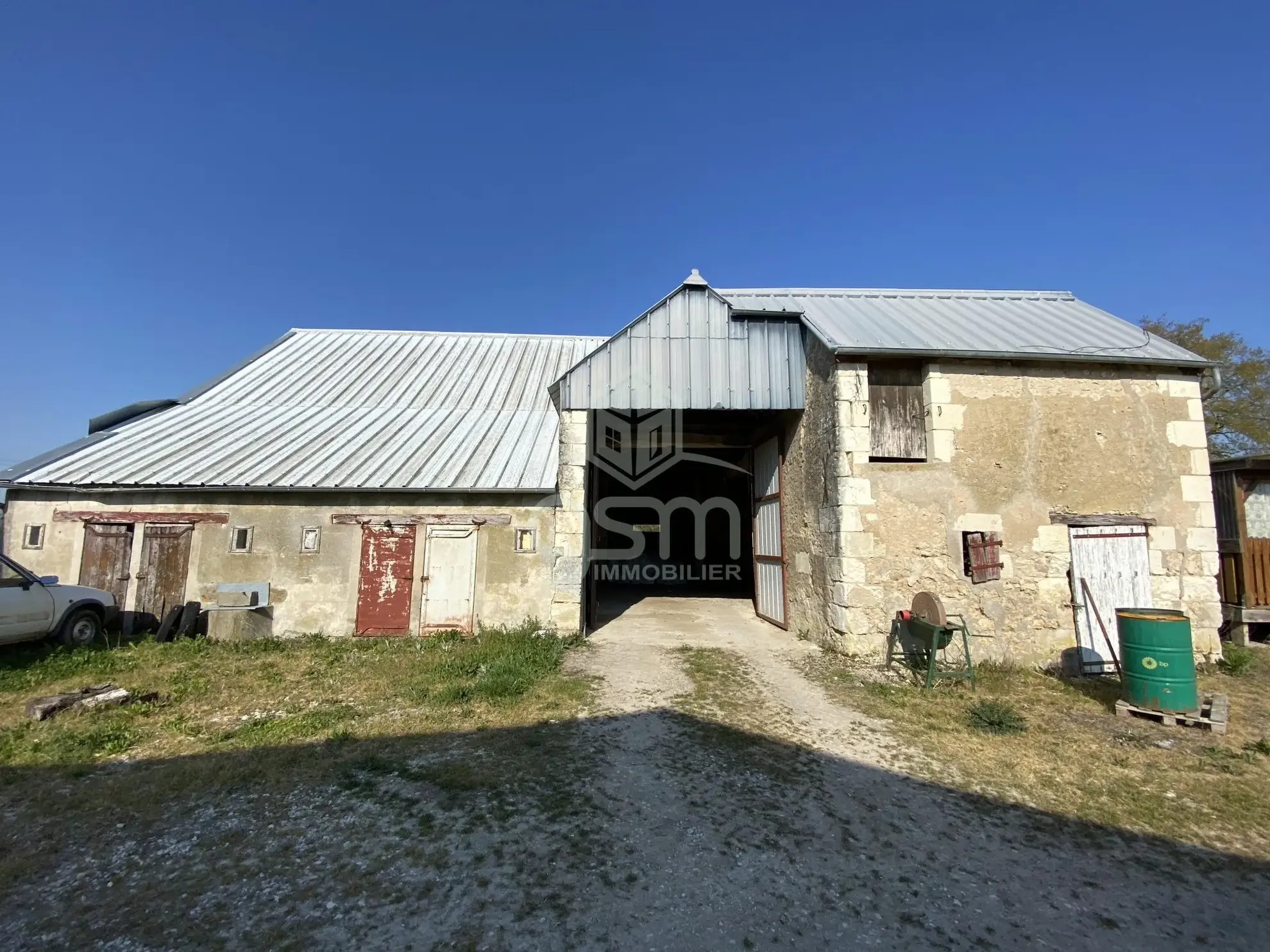 Grande grange à aménager à Sorigny, potentiel pour artisan ou investisseurs 