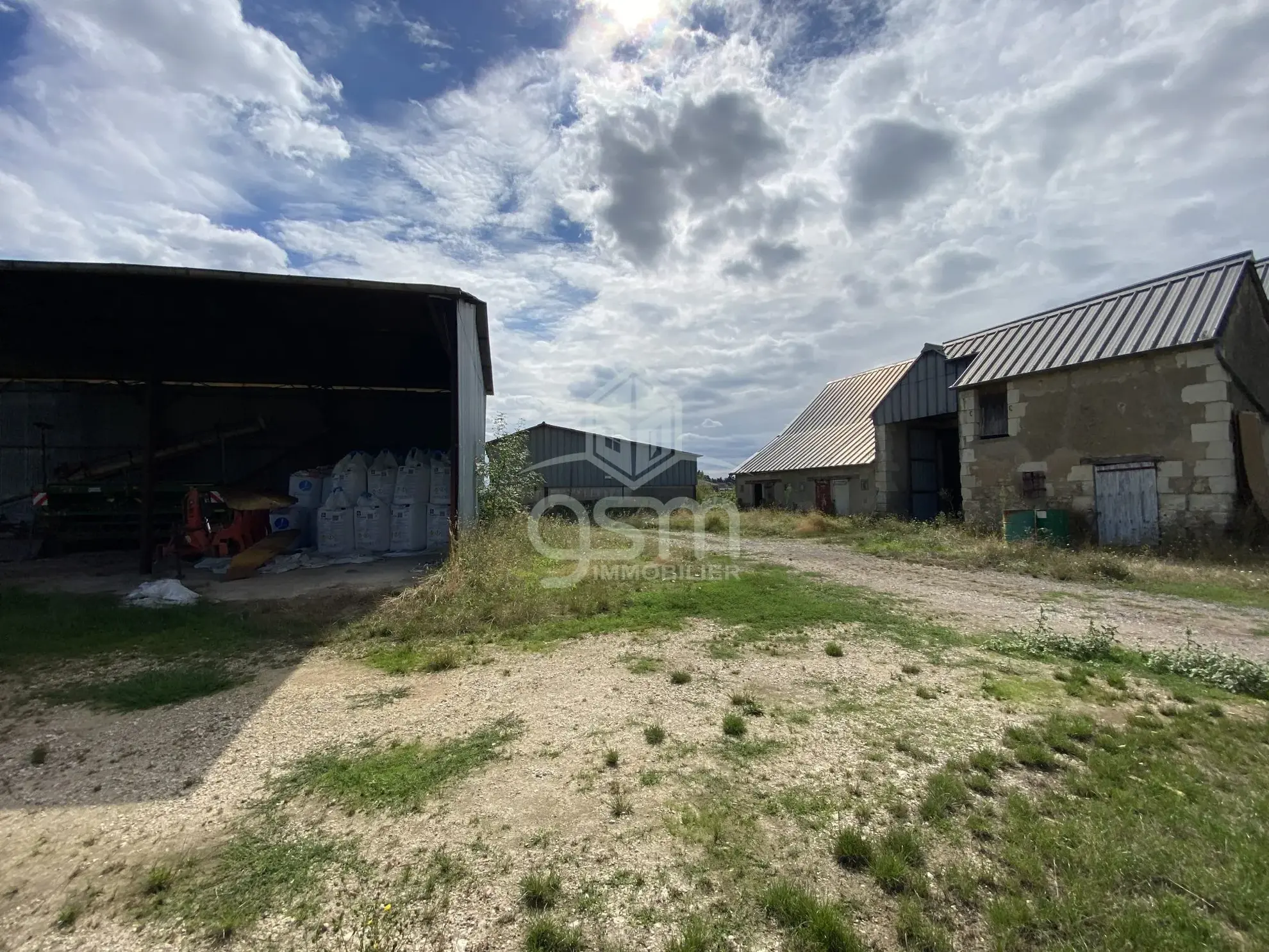 Grande grange à aménager à Sorigny, potentiel pour artisan ou investisseurs 