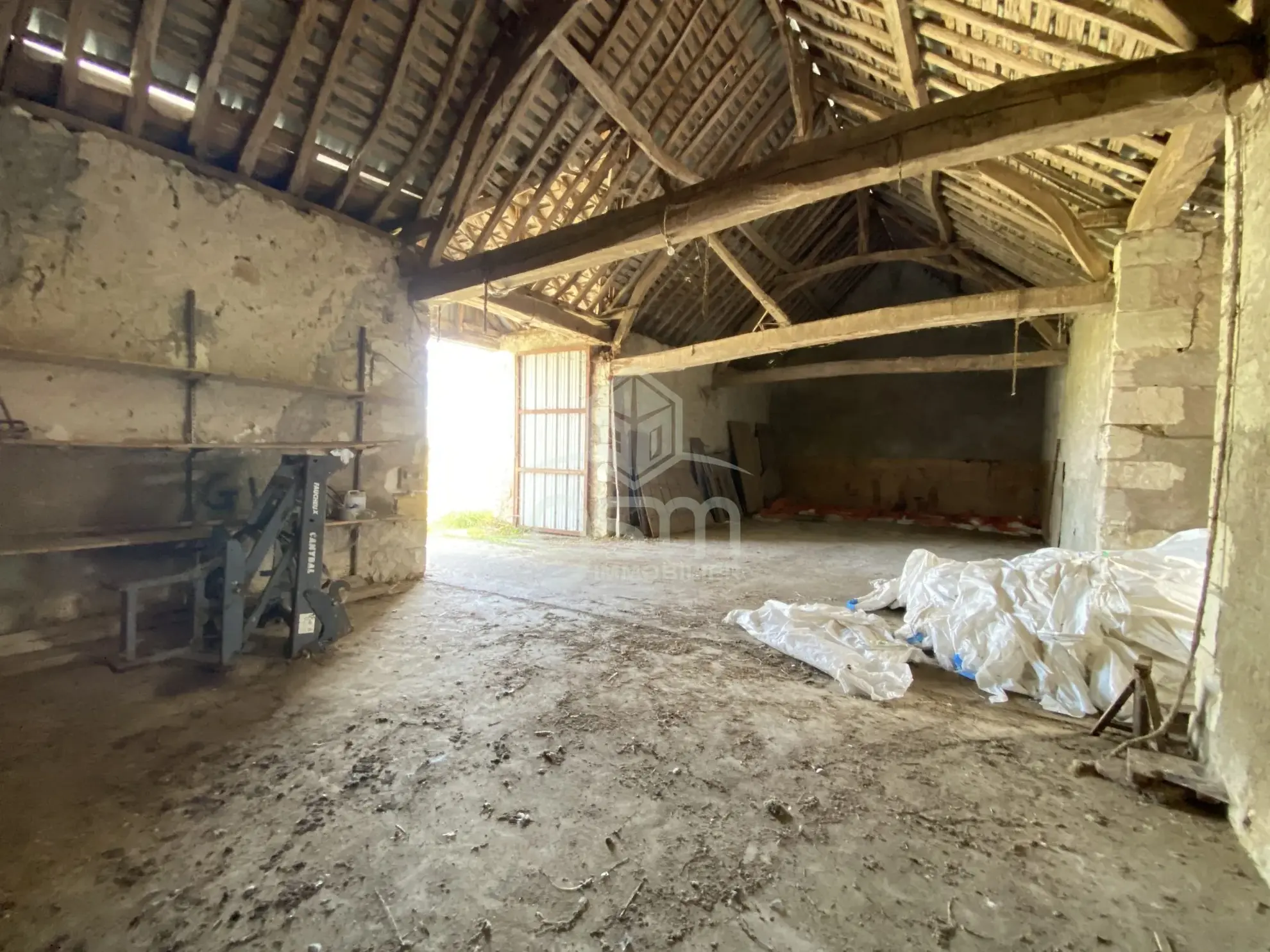 Grande grange à aménager à Sorigny, potentiel pour artisan ou investisseurs 