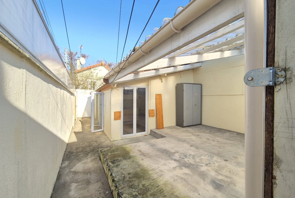 Petite maison de plain-pied à Aubervilliers avec extérieur, idéal investissement 