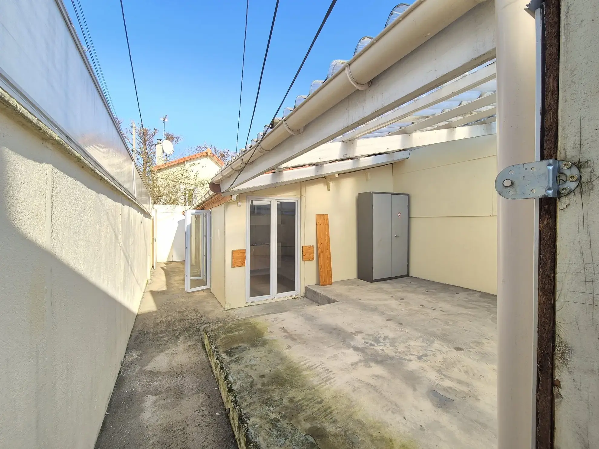 Petite maison de plain-pied à Aubervilliers avec extérieur, idéal investissement 