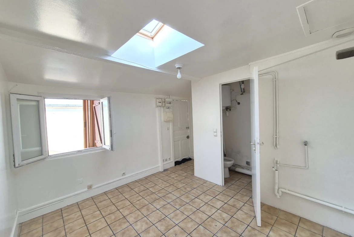 Petite maison de plain-pied à Aubervilliers avec extérieur, idéal investissement 