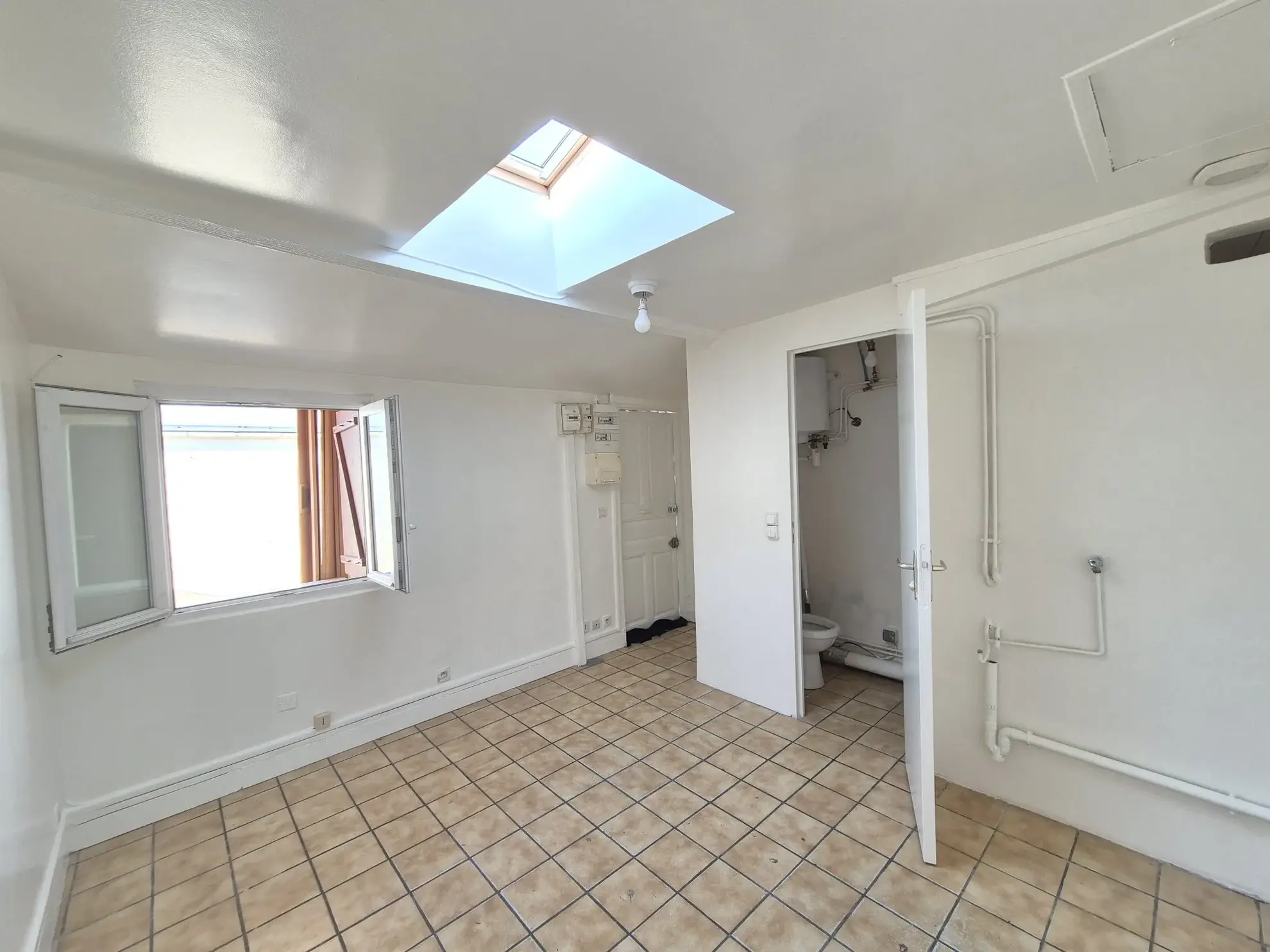Petite maison de plain-pied à Aubervilliers avec extérieur, idéal investissement 