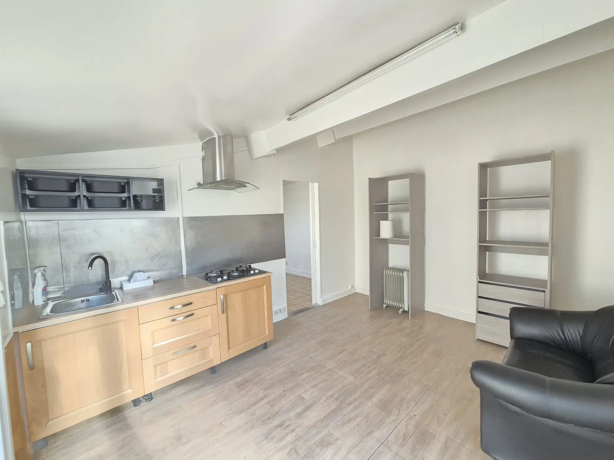 Petite maison de plain-pied à Aubervilliers avec extérieur, idéal investissement 