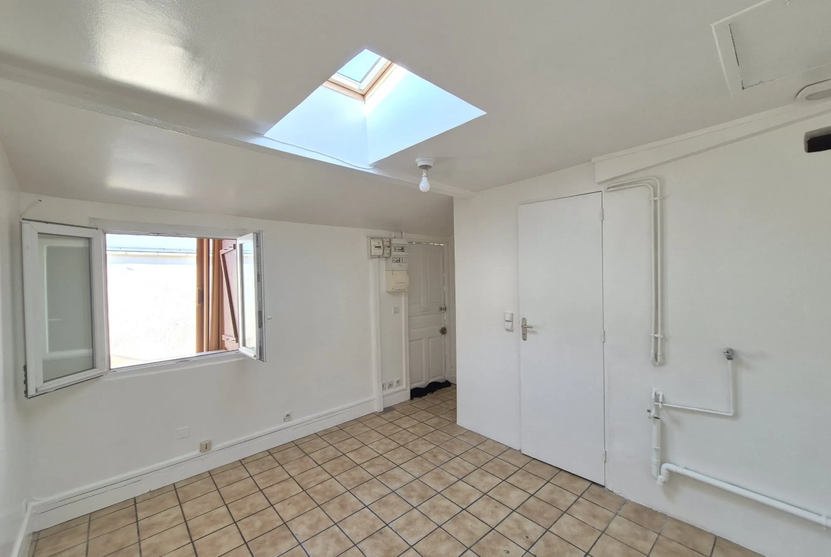 Petite maison de plain-pied à Aubervilliers avec extérieur, idéal investissement 