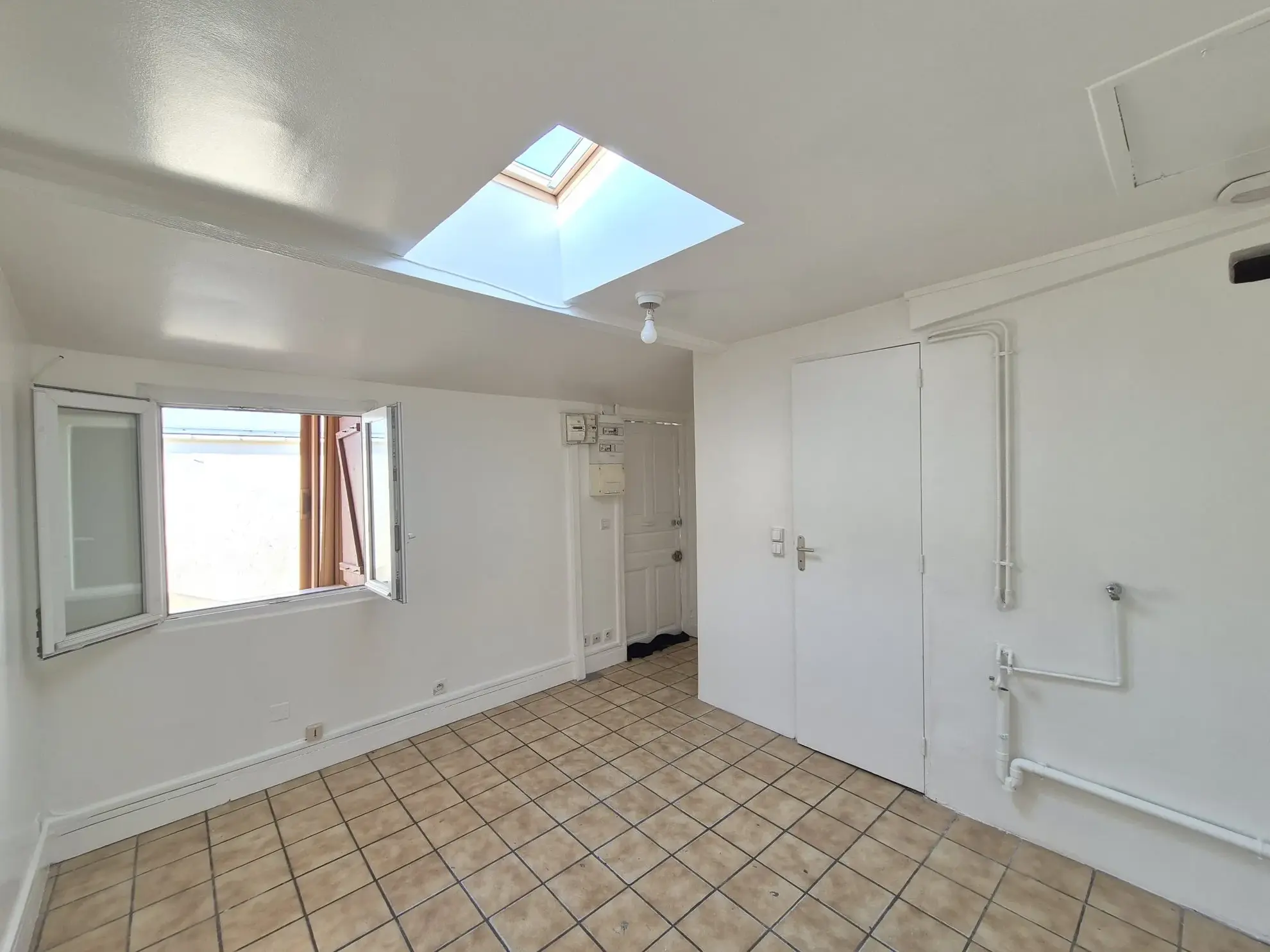 Petite maison de plain-pied à Aubervilliers avec extérieur, idéal investissement 