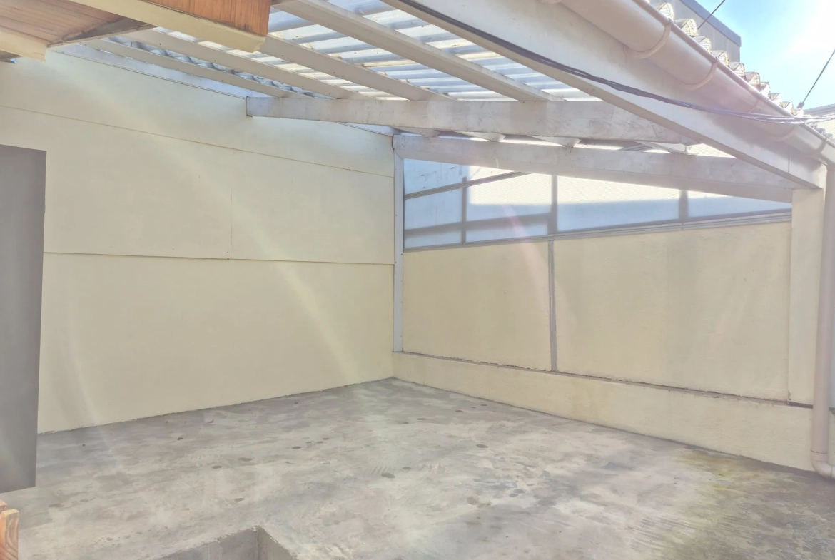 Petite maison de plain-pied à Aubervilliers avec extérieur, idéal investissement 