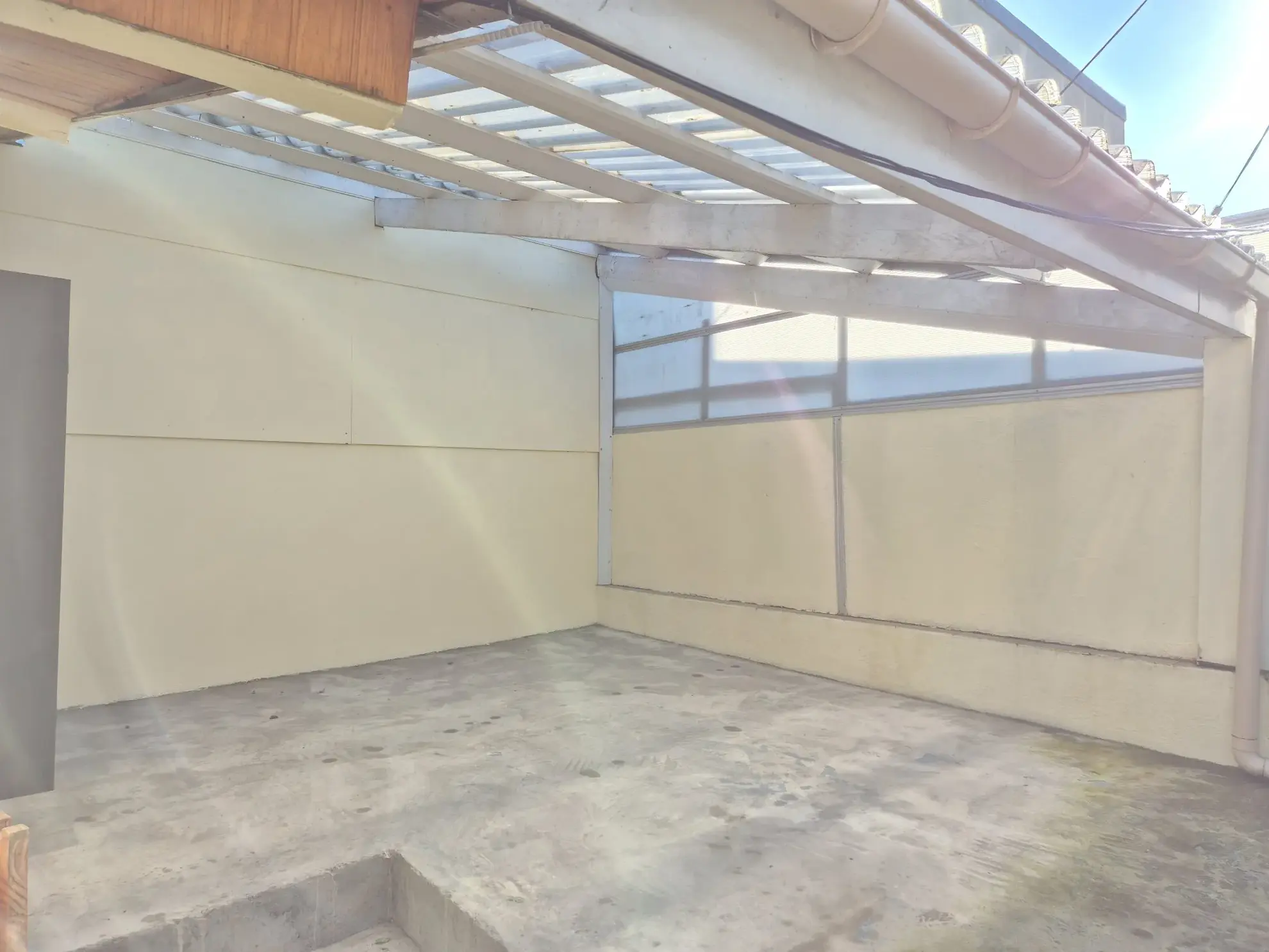 Petite maison de plain-pied à Aubervilliers avec extérieur, idéal investissement 