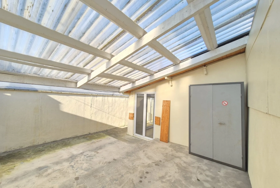 Petite maison de plain-pied à Aubervilliers avec extérieur, idéal investissement 
