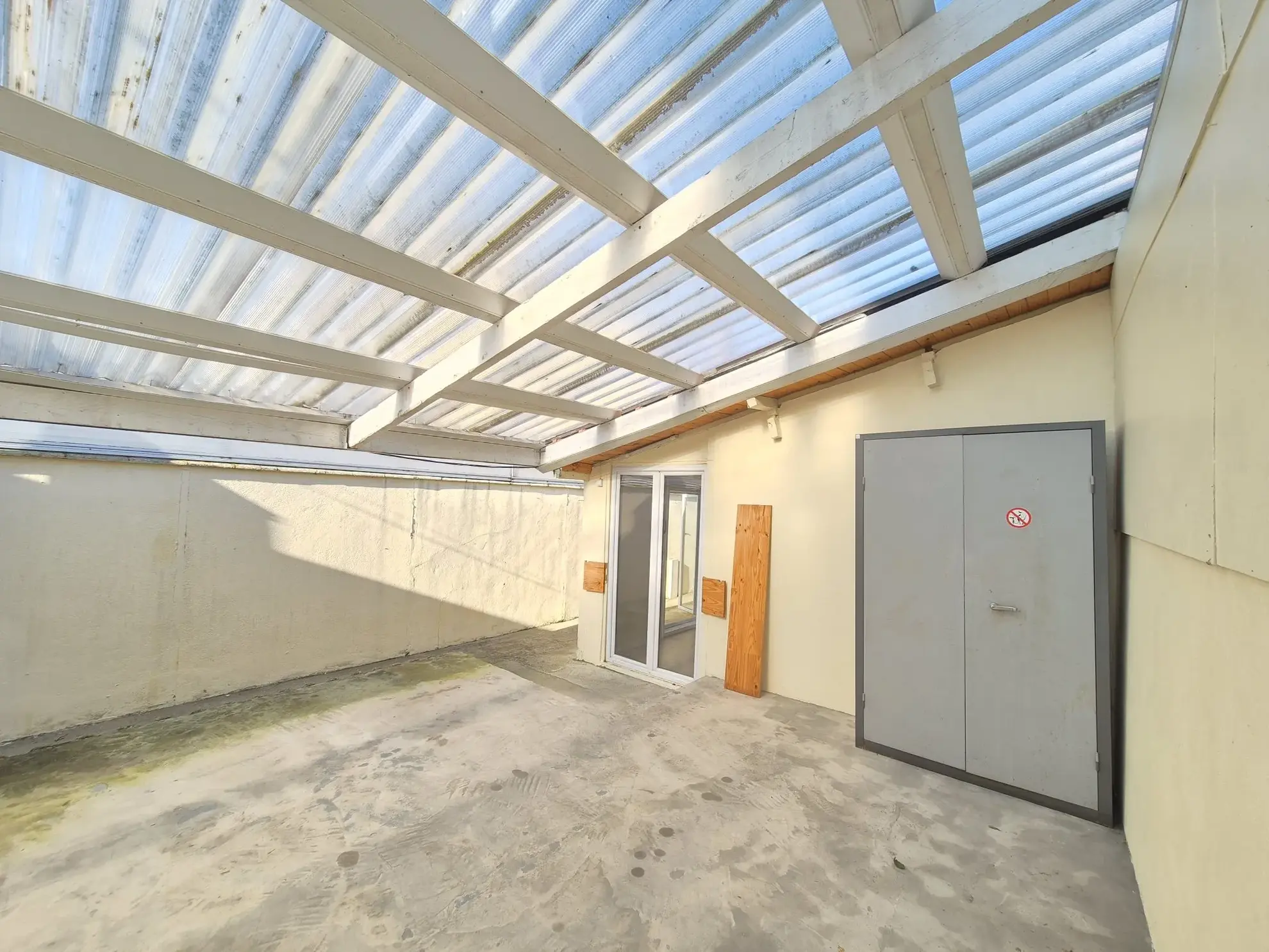 Petite maison de plain-pied à Aubervilliers avec extérieur, idéal investissement 