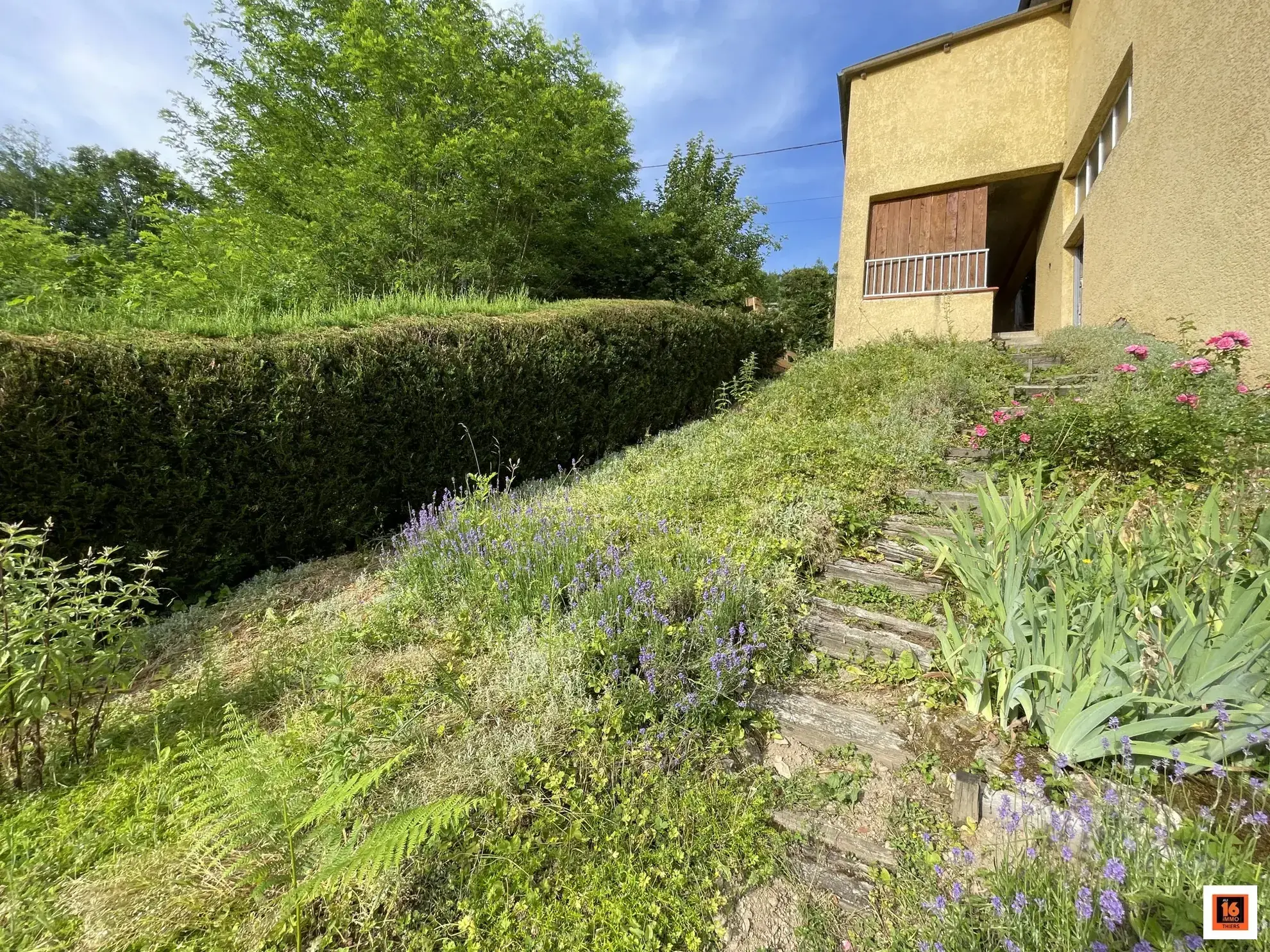 Charmante maison semi plain-pied lumineuse avec jardin à La Monnerie-le-Montel 