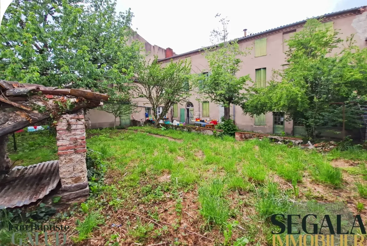 Immeuble à rénover au centre de Carmaux de 180 m² avec jardin intérieur 