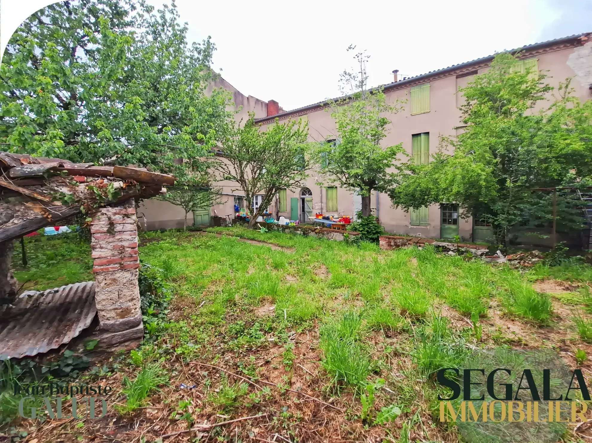 Immeuble à rénover au centre de Carmaux de 180 m² avec jardin intérieur 