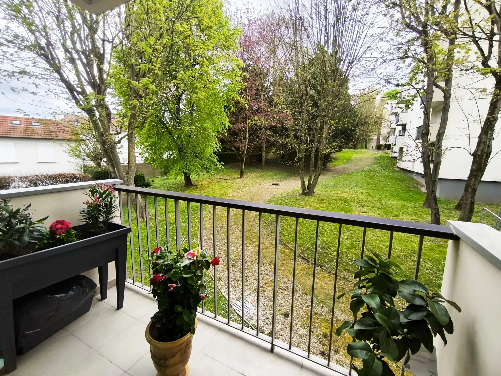 Grand studio lumineux avec balcon à Noisy-le-Grand - Idéal premier achat ou investissement 