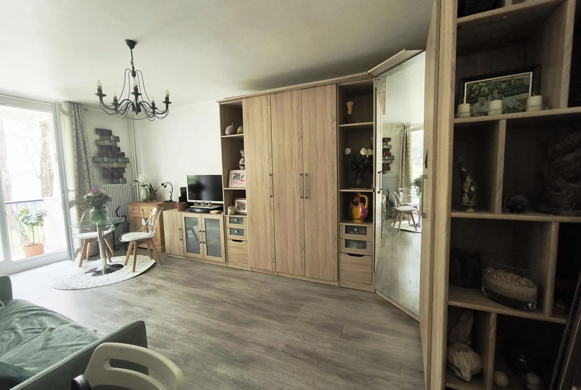 Grand studio lumineux avec balcon à Noisy-le-Grand - Idéal premier achat ou investissement 