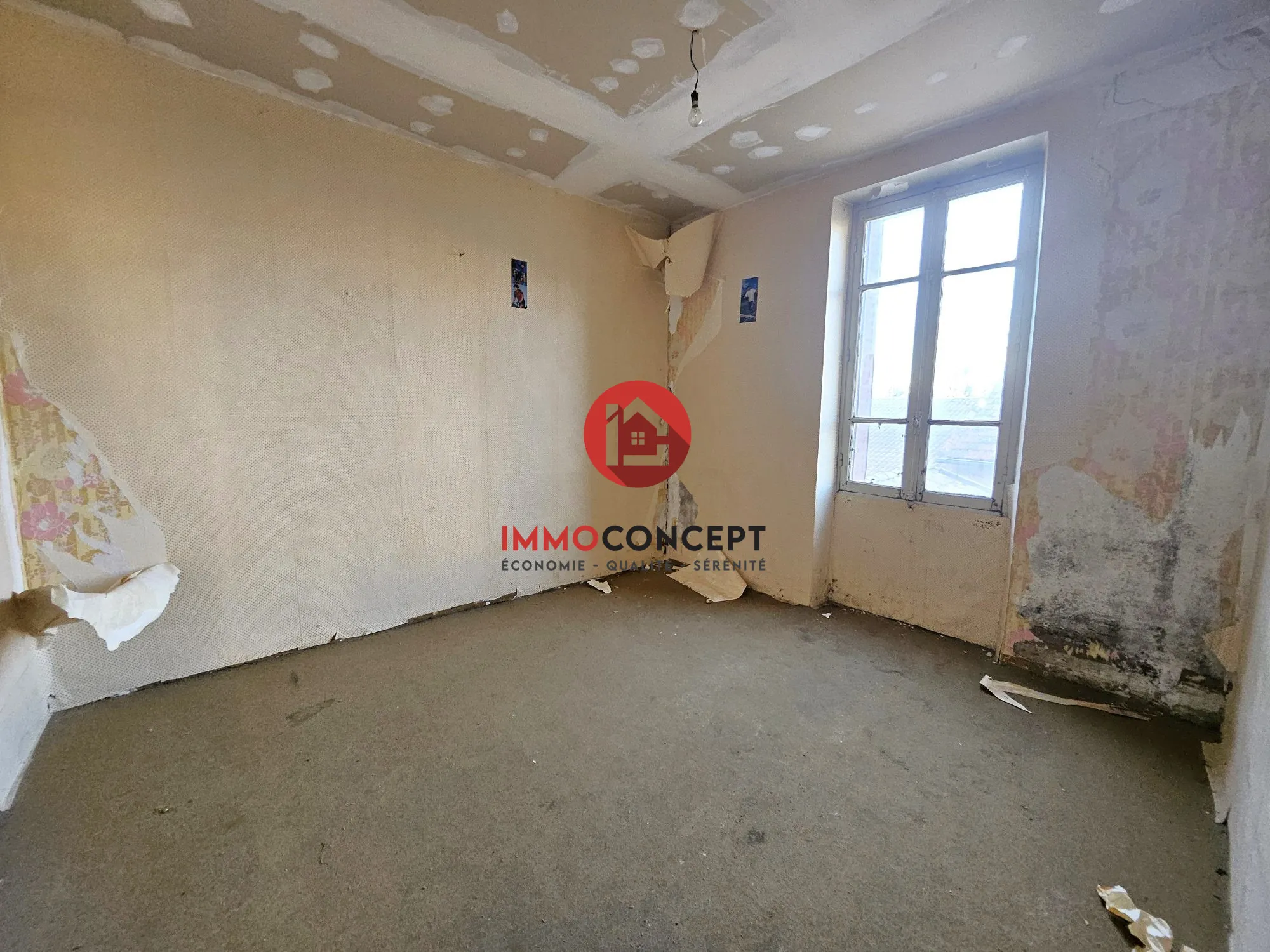 Appartement T3 à rénover à Bagnols-sur-Cèze avec extérieur de 13 m² 