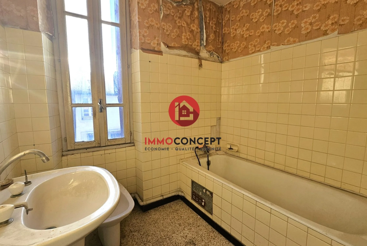 Appartement T3 à rénover à Bagnols-sur-Cèze avec extérieur de 13 m² 